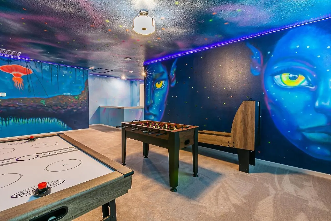 Holiday home 12 Bedrooms With Amazing Disney Character Drawing On Wall/ Near By Disney *