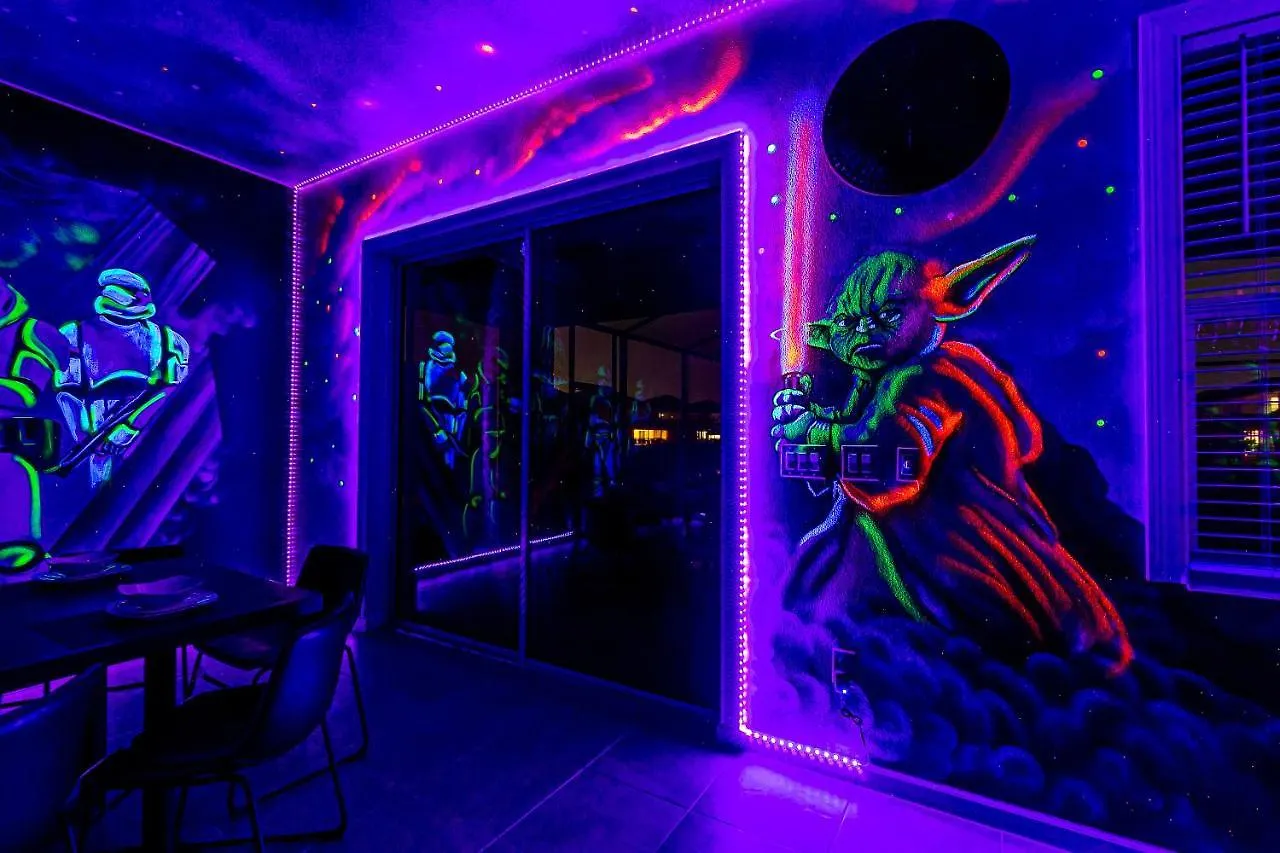 12 Bedrooms With Amazing Disney Character Drawing On Wall/ Near By Disney Holiday home