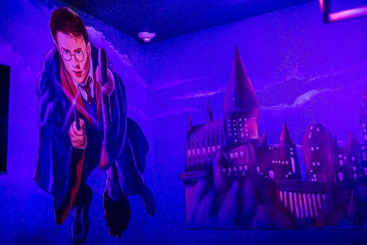 12 Bedrooms With Amazing Disney Character Drawing On Wall/ Near By Disney *