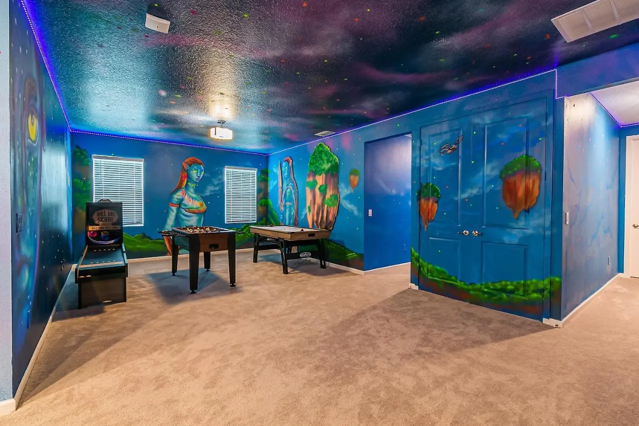 Holiday home 12 Bedrooms With Amazing Disney Character Drawing On Wall/ Near By Disney *