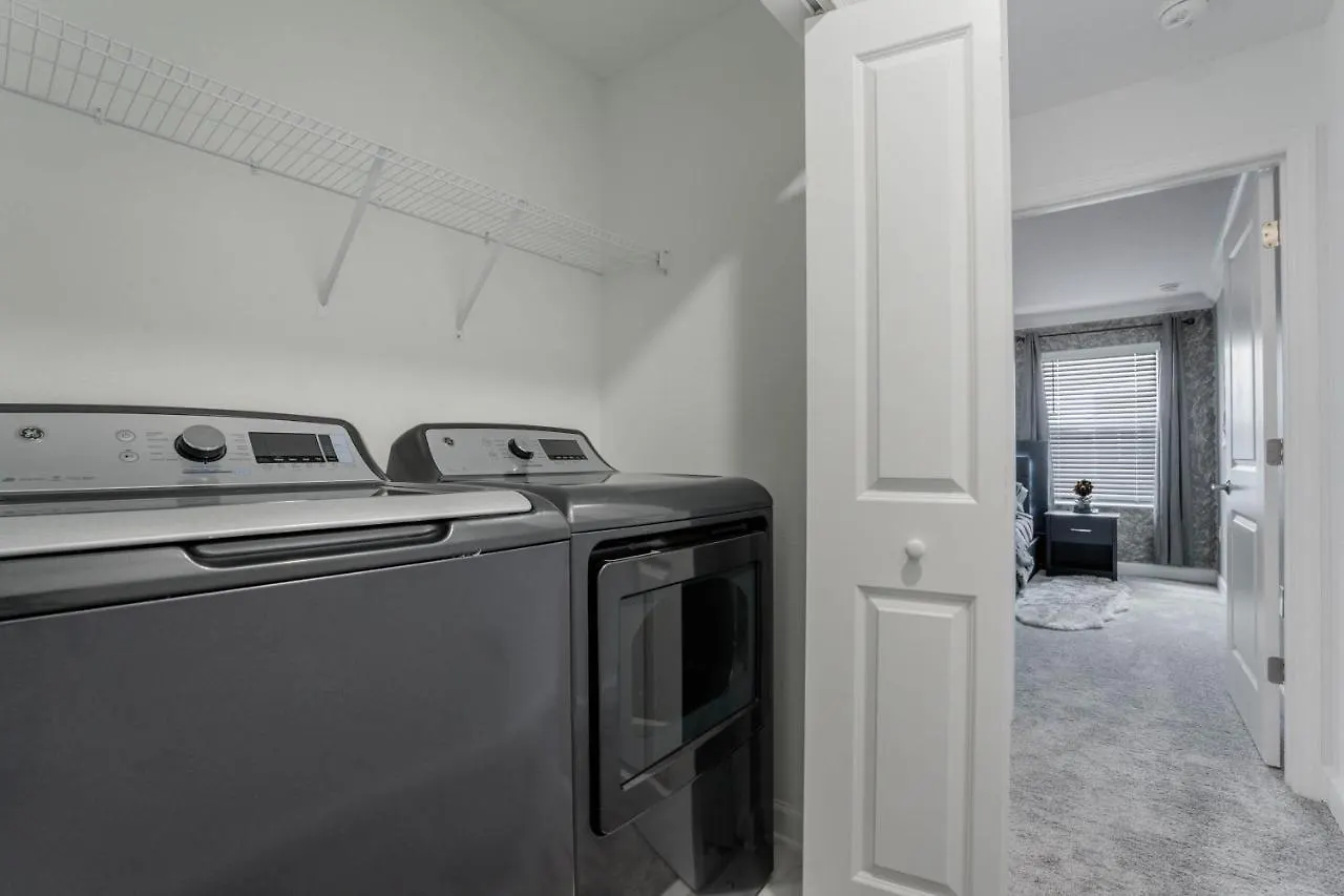 Family Townhome At Storey Min From Apartment
