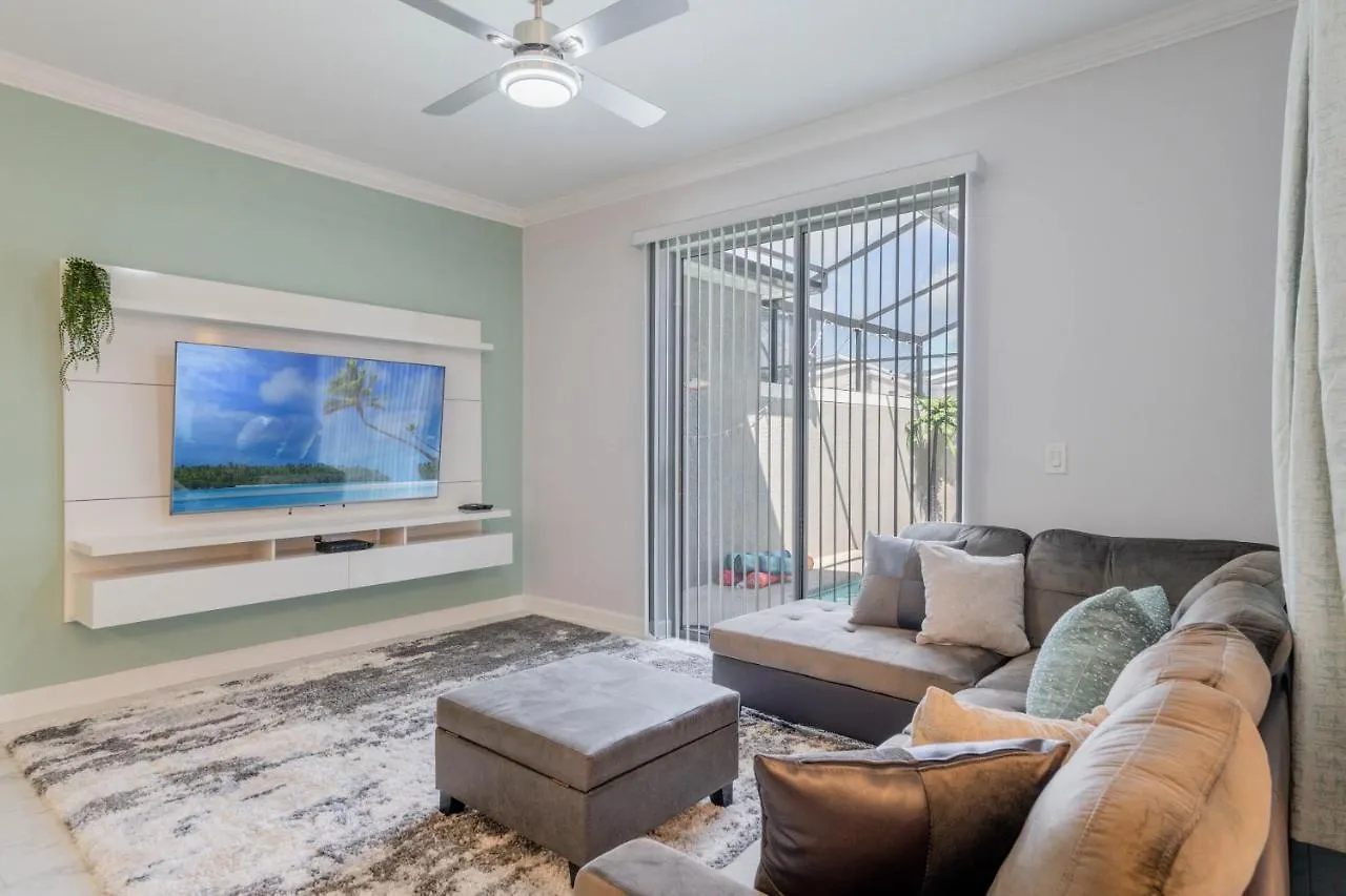 Family Townhome At Storey Min From