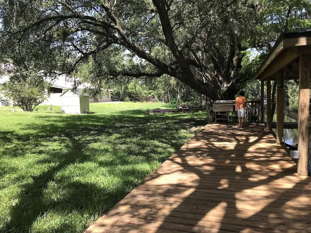 Hidden Riverfront Near Lakes Golf & Holiday home *