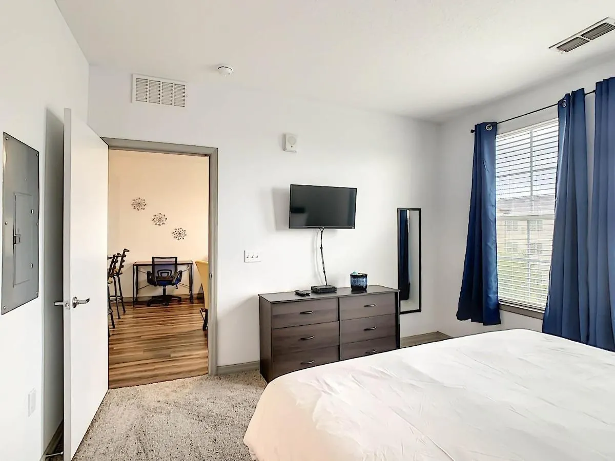 King Bed And Close To Apartment Kissimmee