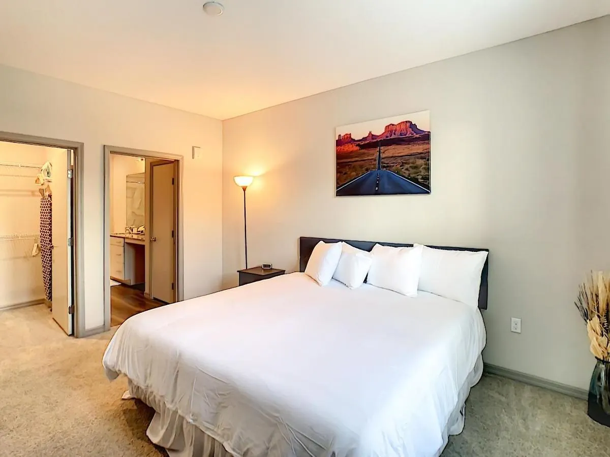 King Bed, Great Amenities, And Disney Calling You Apartment *