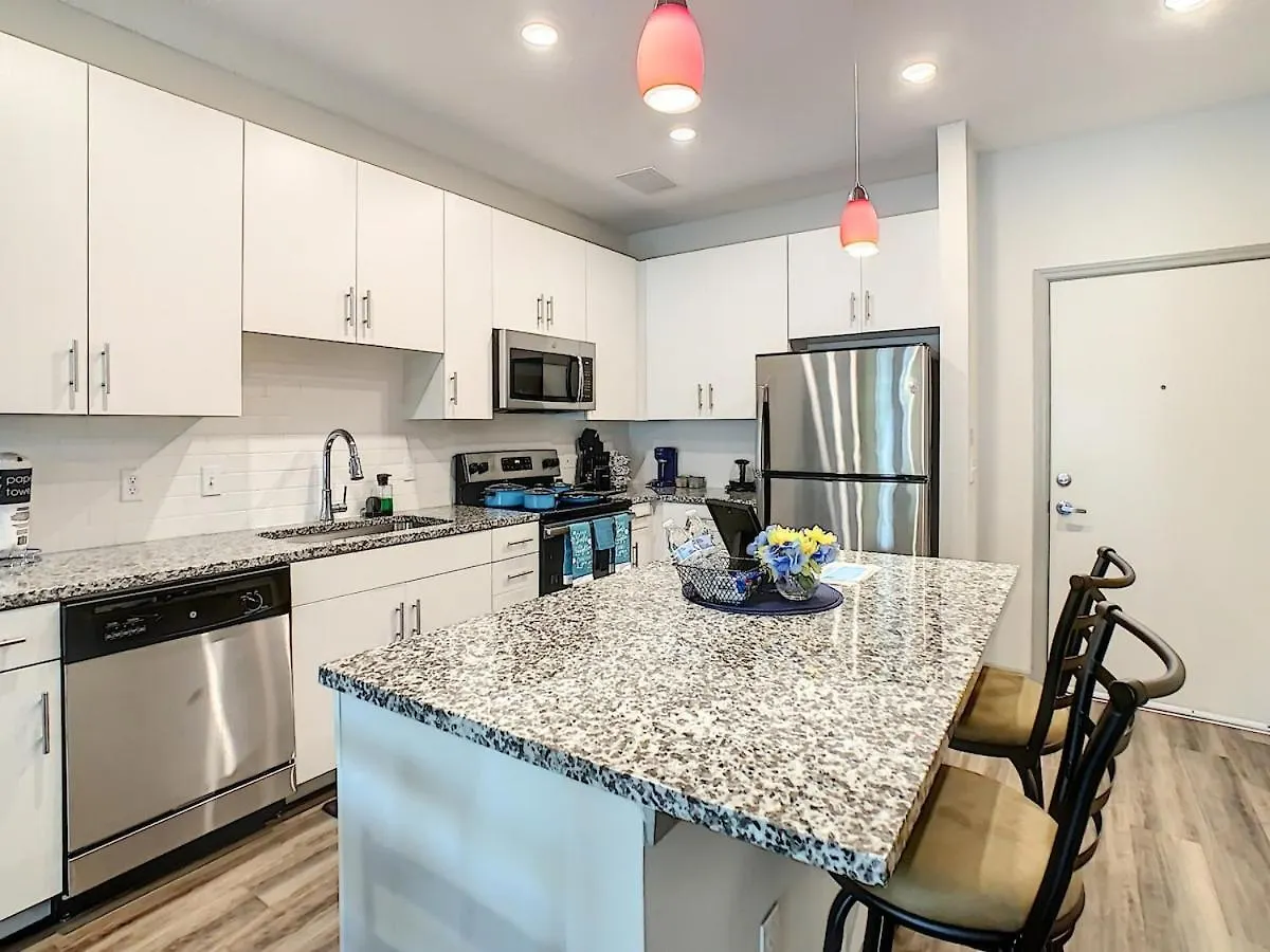 King Bed, Great Amenities, And Disney Calling You Apartment *