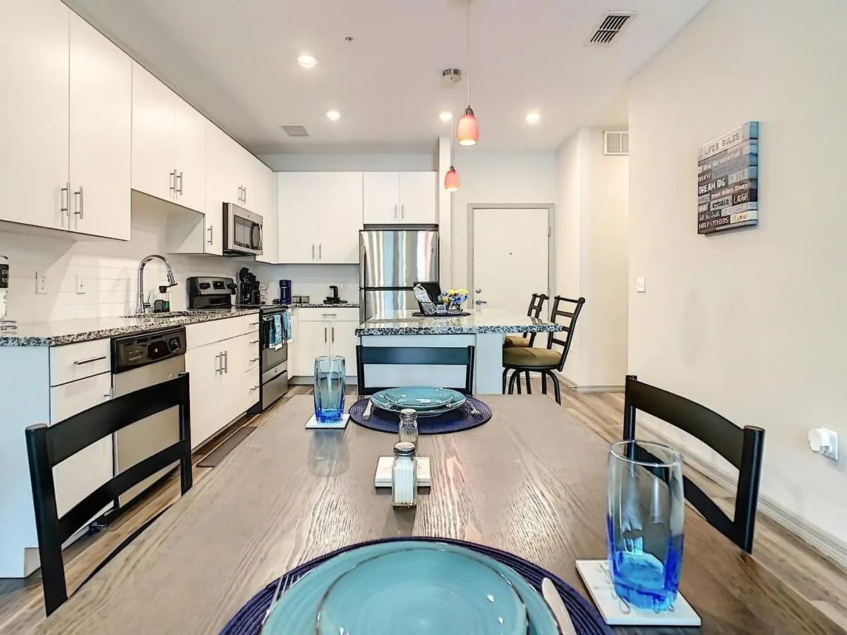 King Bed, Great Amenities, And Disney Calling You Apartment