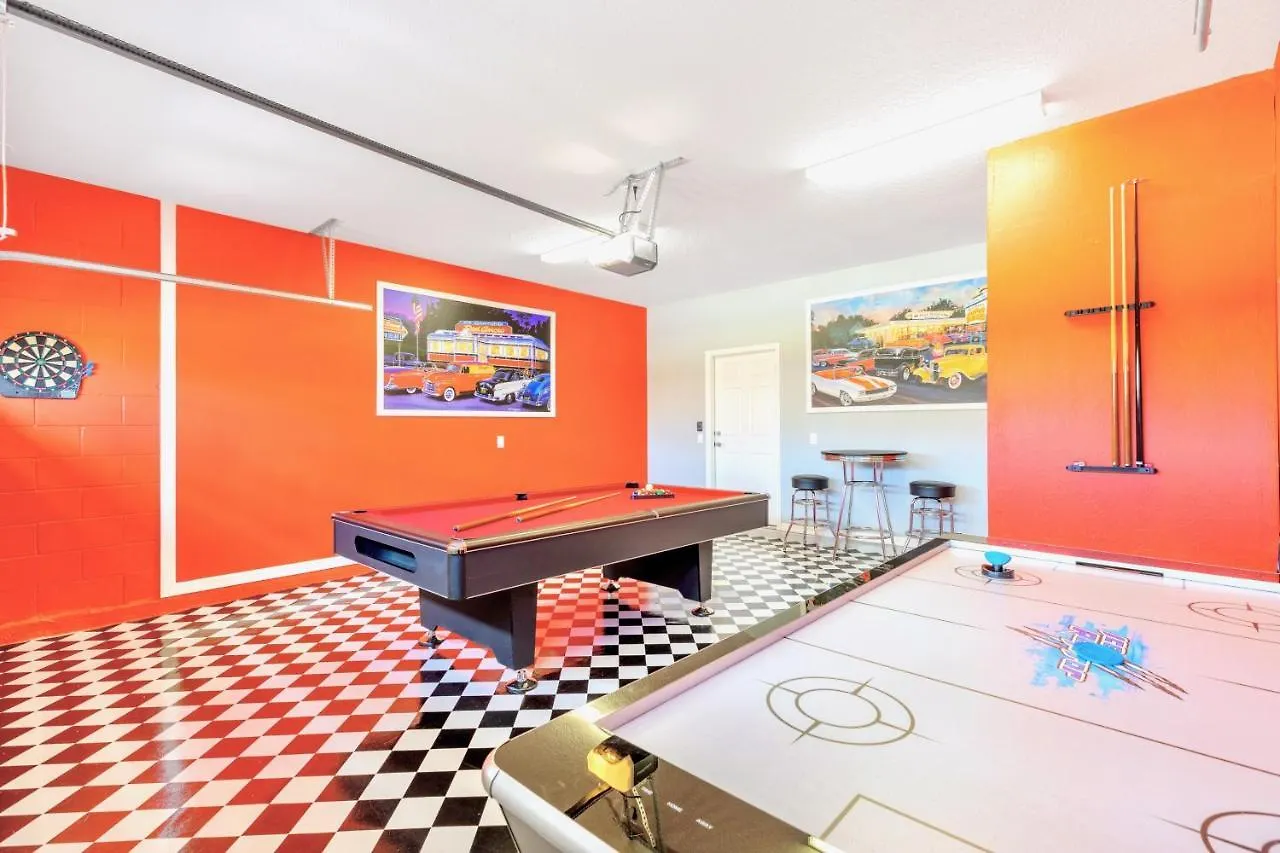 Holiday home Family - 8br Luxury Mansion - Sleeps 16 - Private Pool, Hot Tub, Bbq!