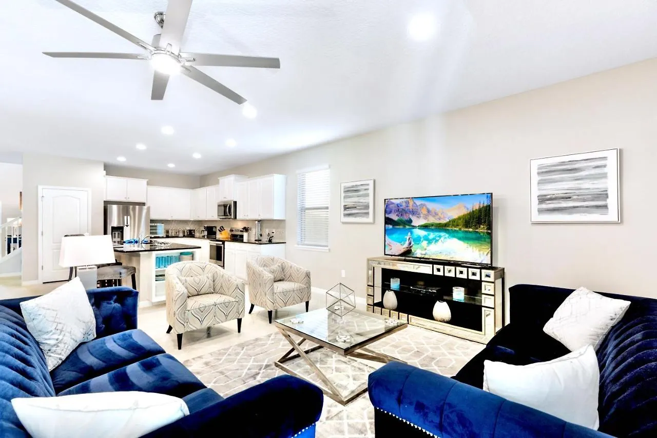 Holiday home Family - 8br Luxury Mansion - Sleeps 16 - Private Pool, Hot Tub, Bbq!