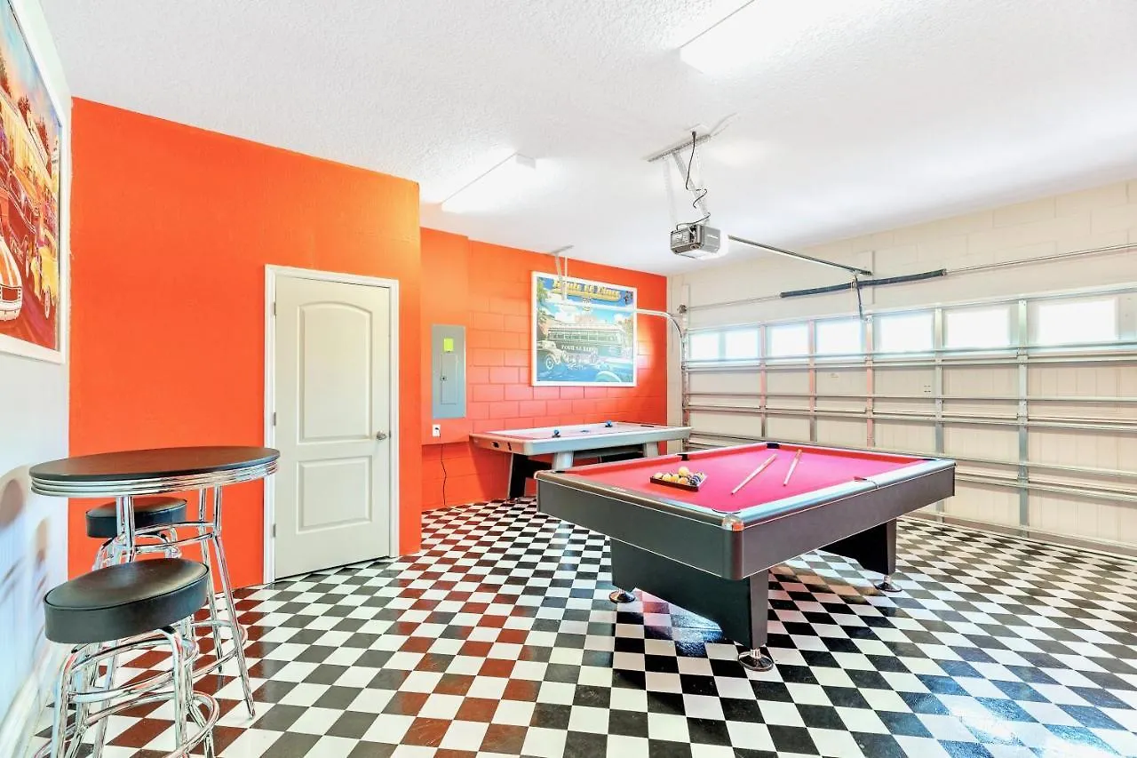 Holiday home Family - 8br Luxury Mansion - Sleeps 16 - Private Pool, Hot Tub, Bbq! *