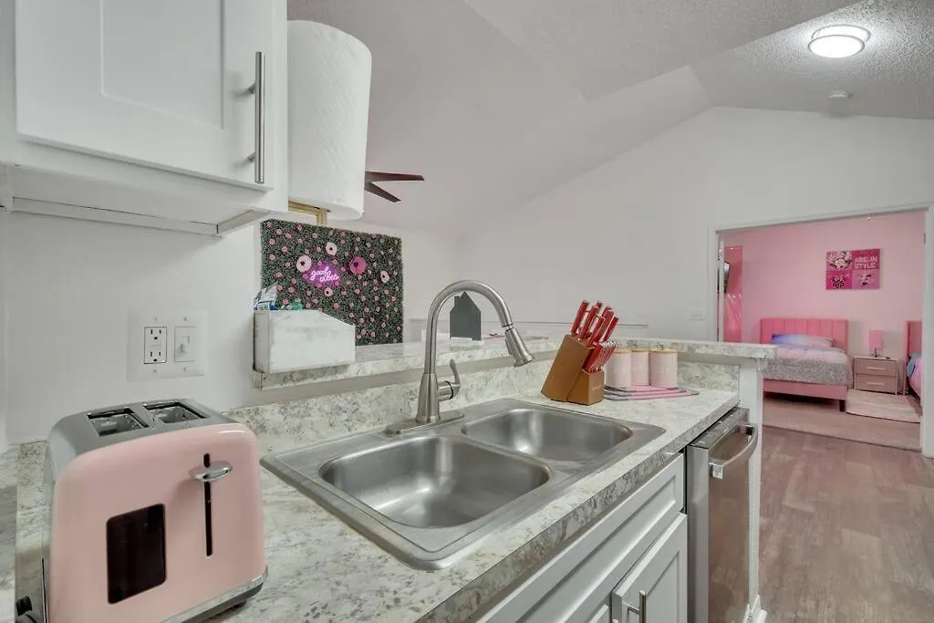 Remodeled Cozy Pink Themed Family Unit - 10 Mins From 公寓
