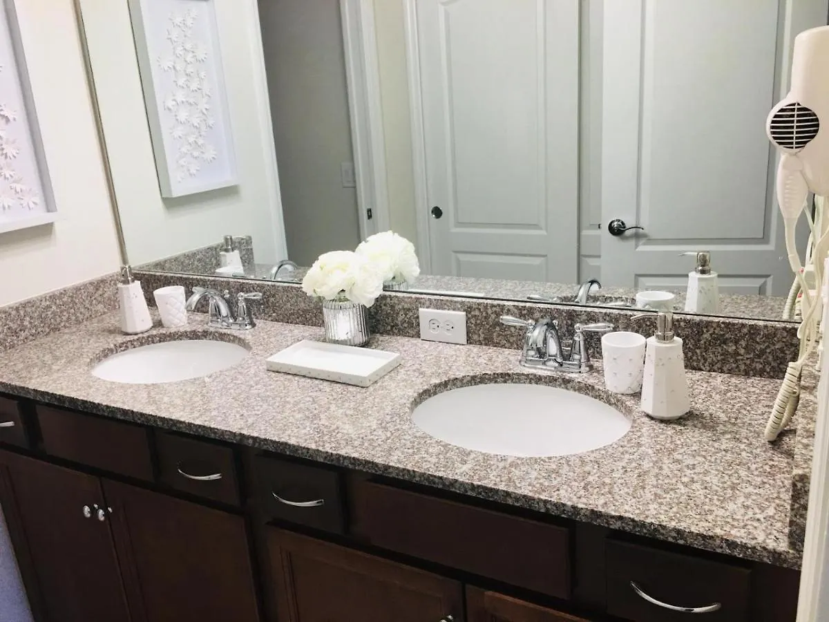 Holiday home 5br 5bath Townhome Pool Bbq 13min 2260ft *