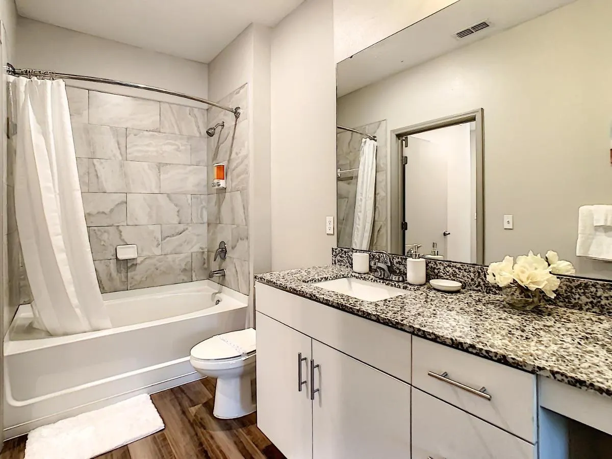 King Bed, Great Amenities, And Disney Calling You Apartment