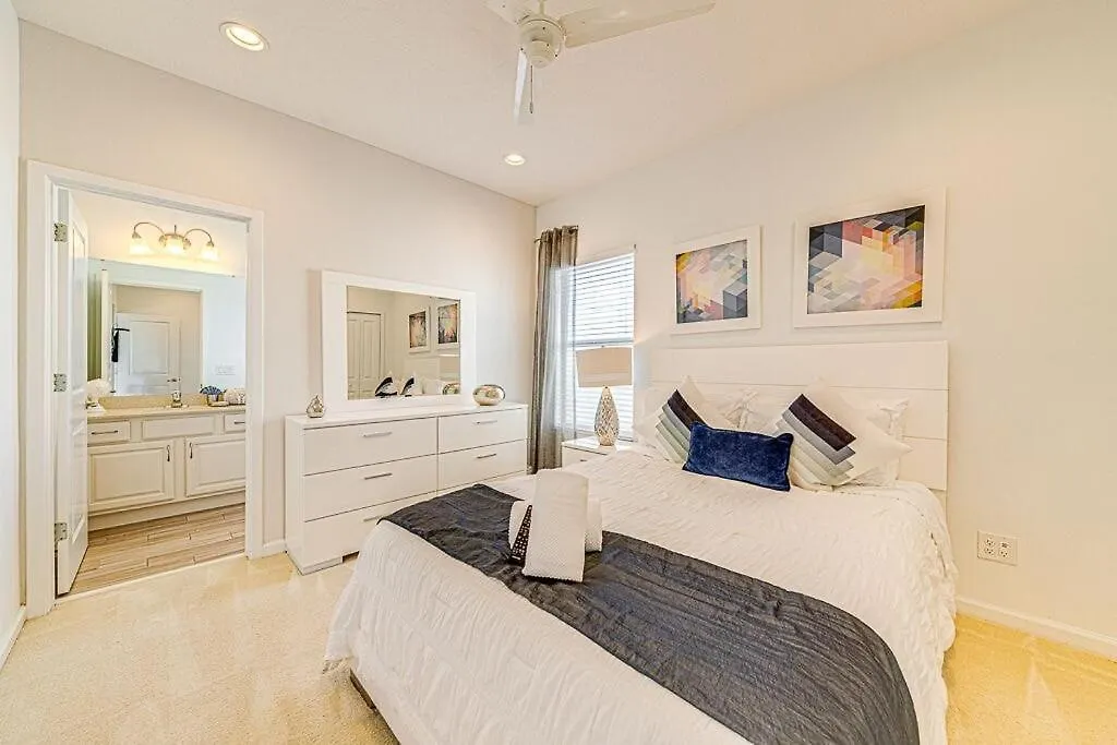 #371-stunning 6 Bed With Modern Decor, South Facing Pool And Overlooking Water *