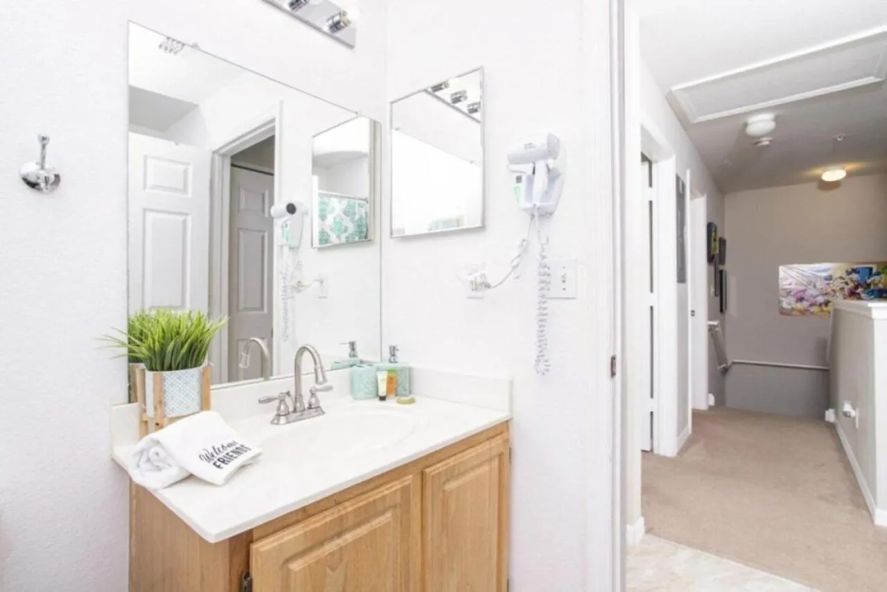 Charming 3-bedroom In Gated Community - Your Perfect Getaway! *
