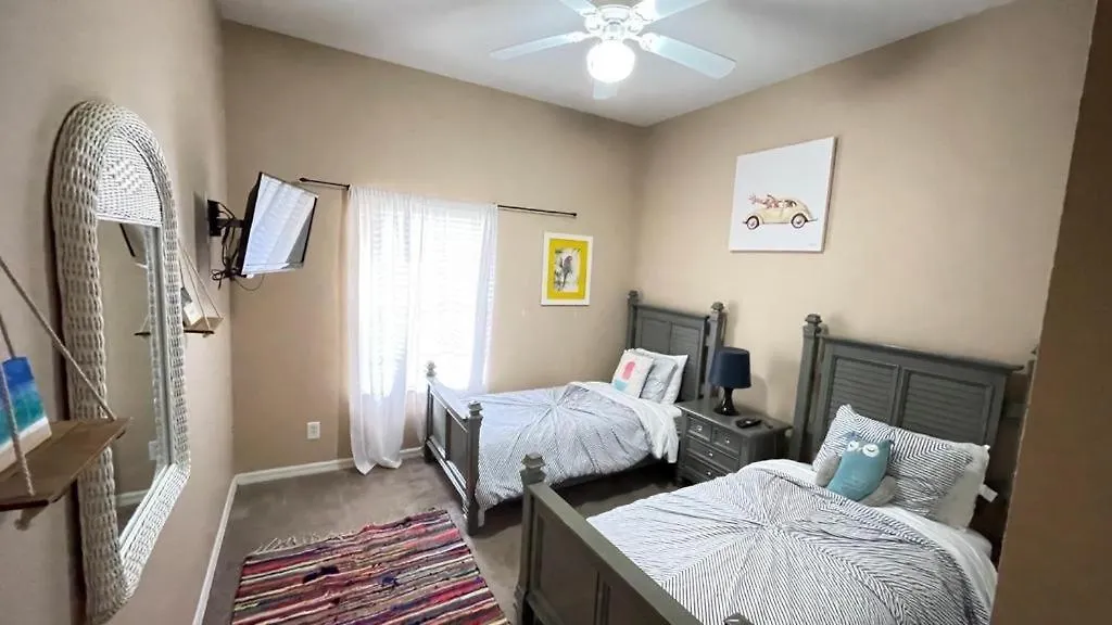 Beautiful 3 Bedroom Minutes From Disney! Apartment *