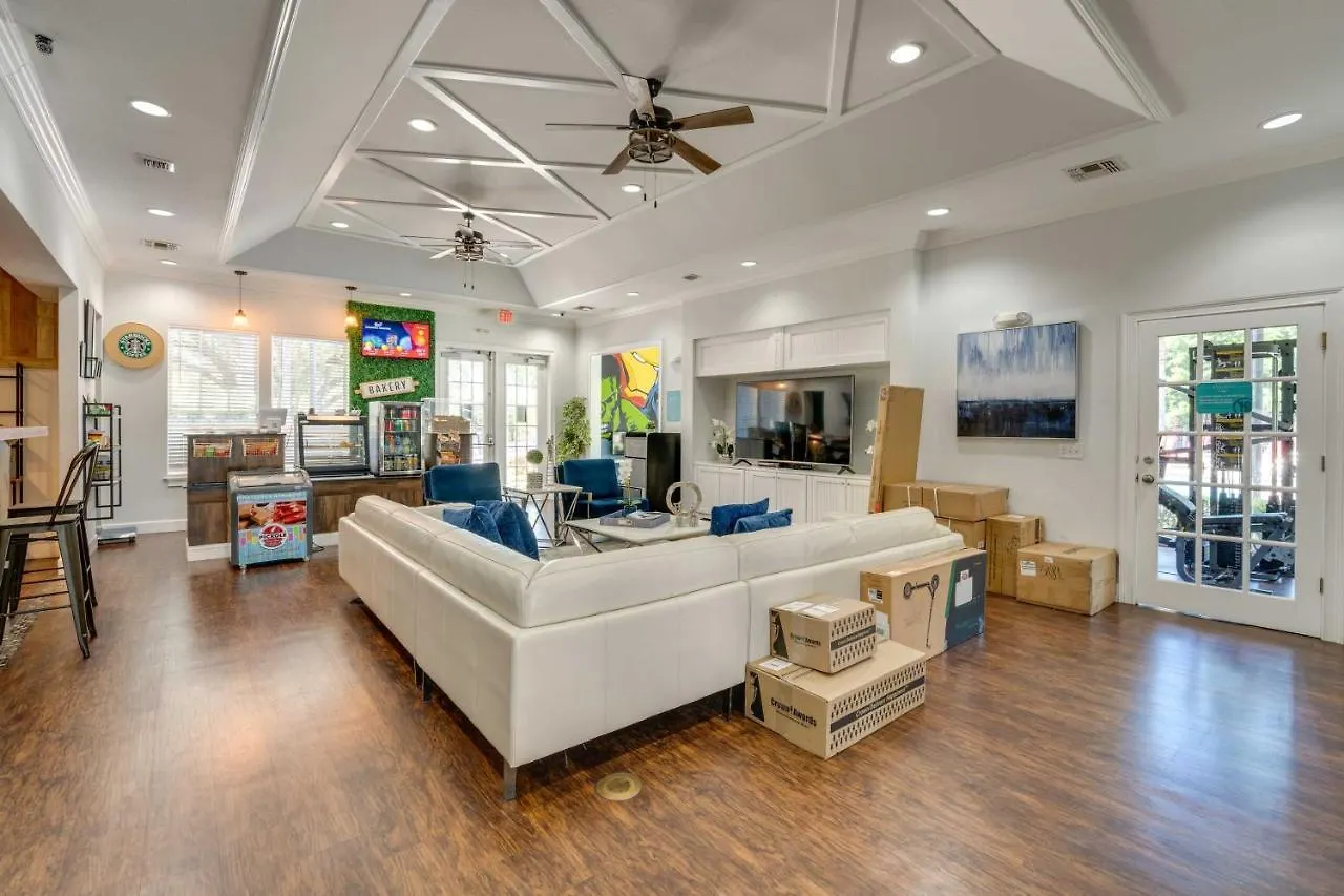 Lucaya Village Townhome With Pool, 6 Mi To Disney! Vakantiehuis *