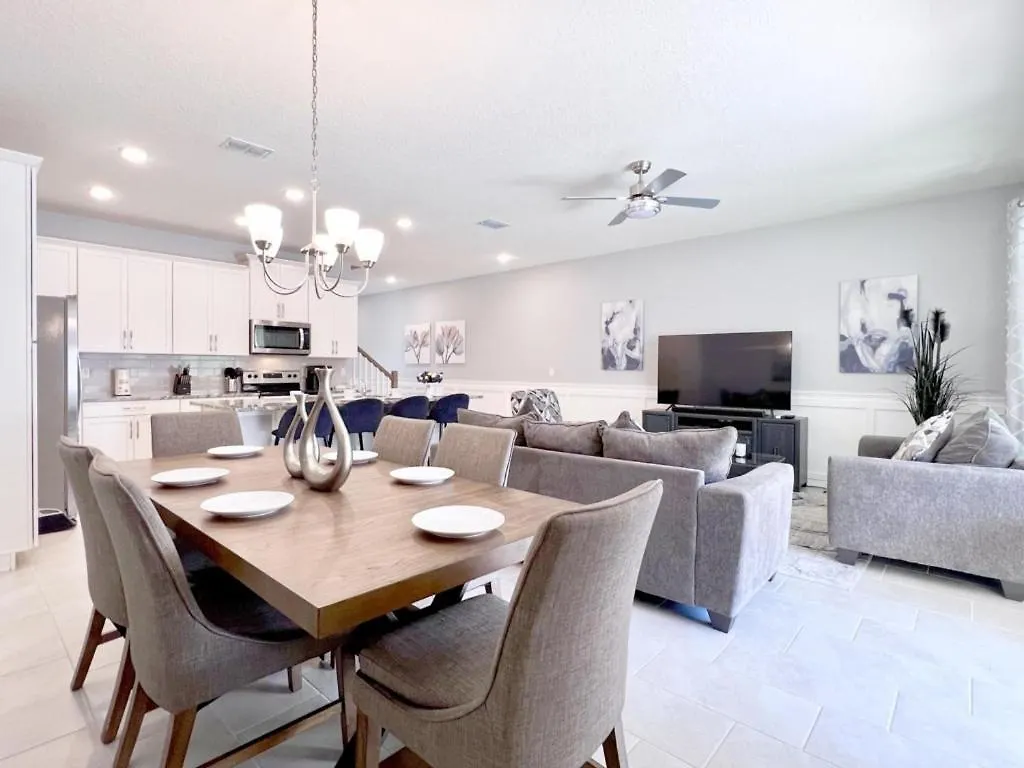 Beautiful 5 Bedroom Town With Splash Pool 基西米