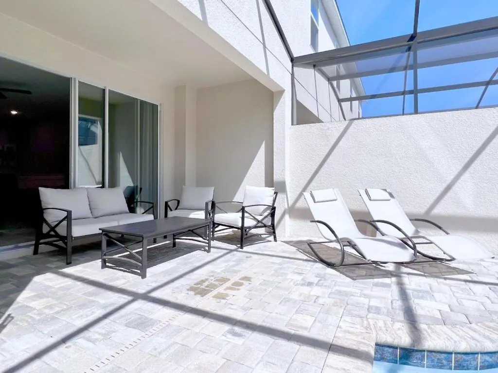 Beautiful 5 Bedroom Town With Splash Pool