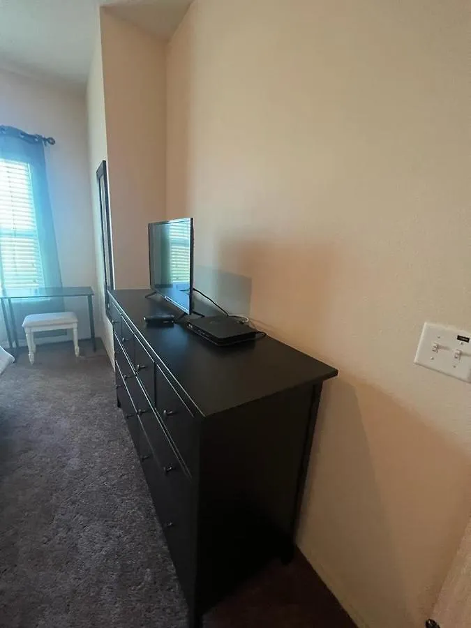 Super Comfy And Spacious 3 Bedroom 10 Minutes From Disney, With Major Shopping 4 Minutes Away Holiday home