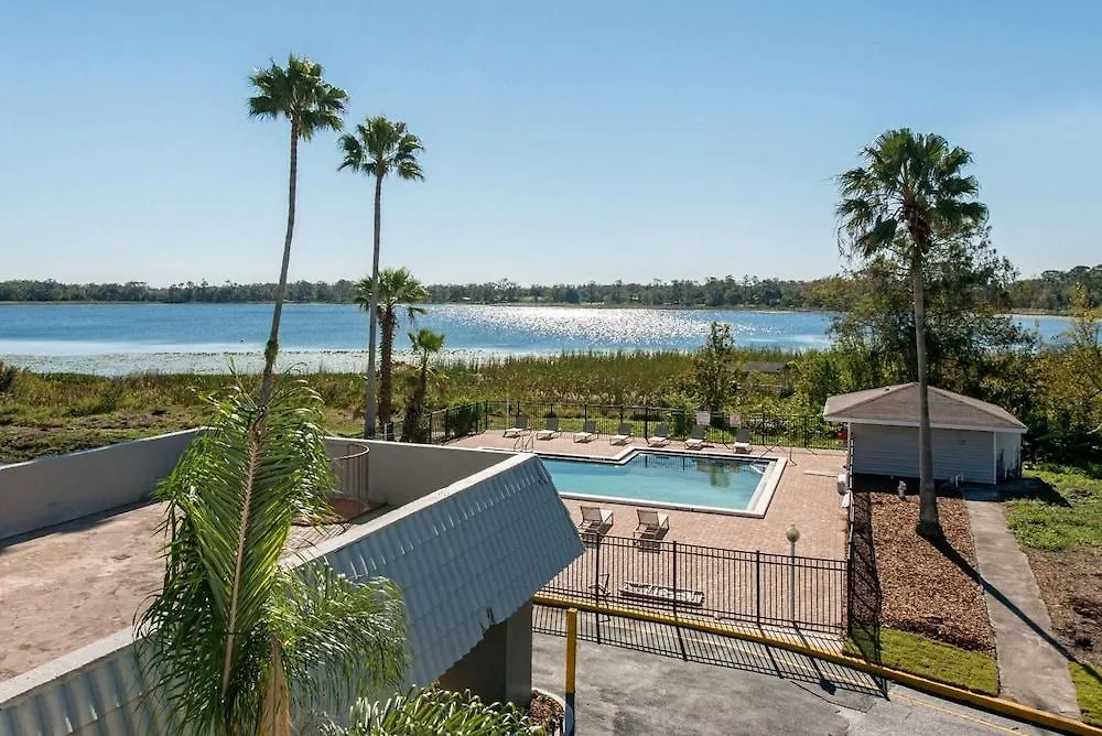 Palazzo Lakeside Hotel 3*