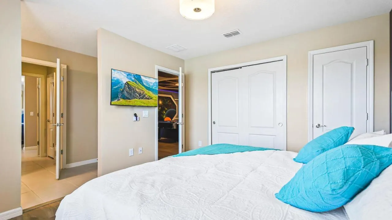Holiday home Luxury W/ Pool, Game & More!