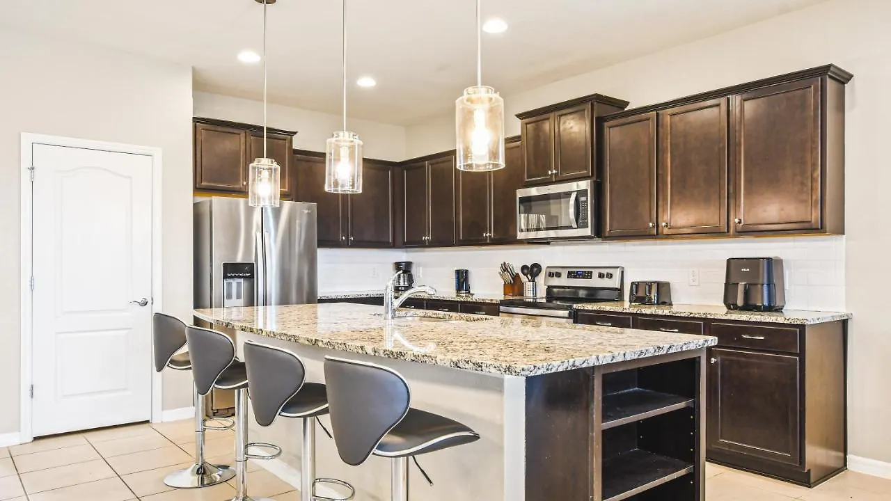 Luxury W/ Pool, Game & More! Holiday home