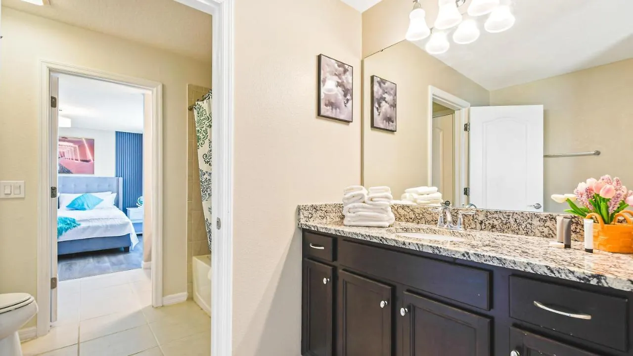 Holiday home Luxury W/ Pool, Game & More!