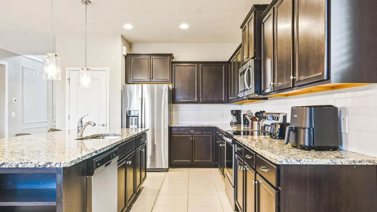 Holiday home Luxury W/ Pool, Game & More!