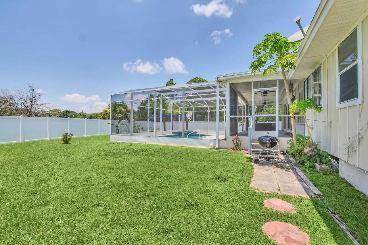The Key House Large Pool & Backyard Holiday home