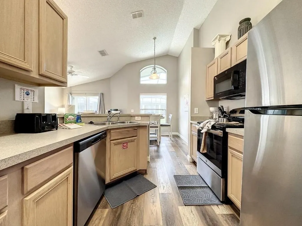 Villa 4 Bed 3 Bath In A Gated Community With Pool Kissimmee