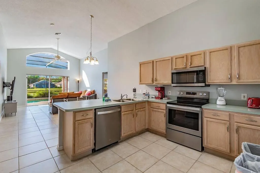 Spacious Water View With Pool Area-no Carpet