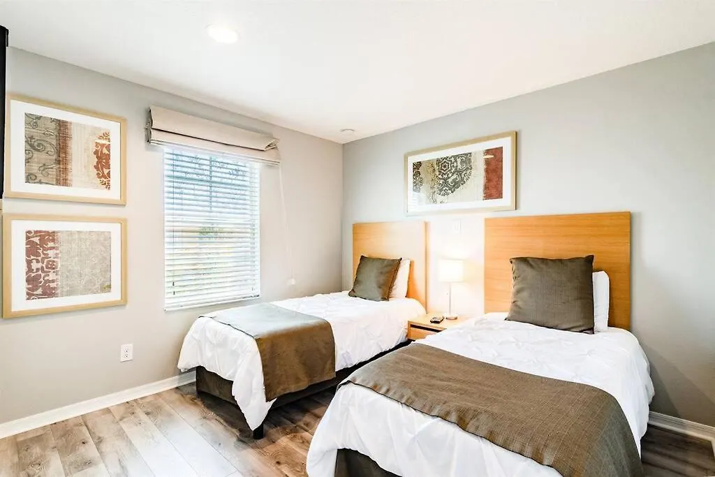 Elegant Jacuzzi Town House Near To - No Carpet Holiday home