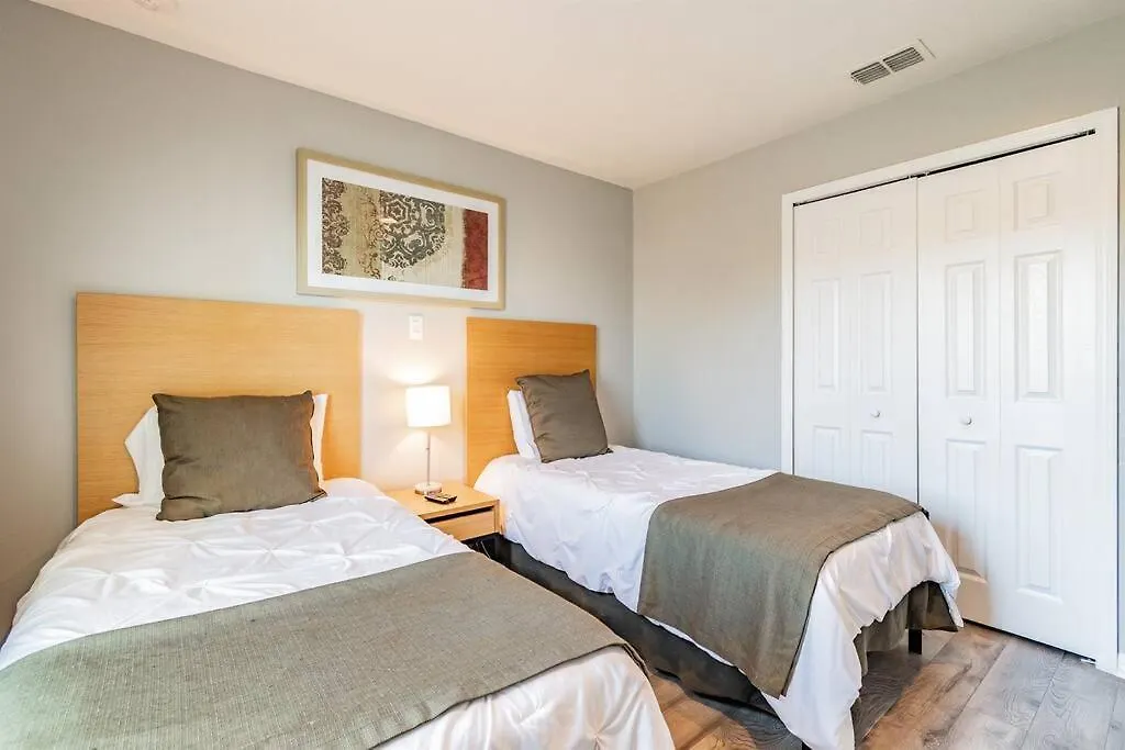 Elegant Jacuzzi Town House Near To - No Carpet *