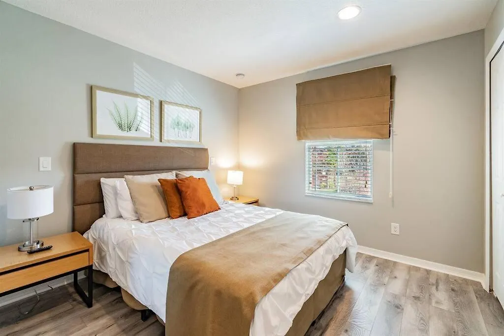 Elegant Jacuzzi Town House Near To - No Carpet Holiday home Kissimmee