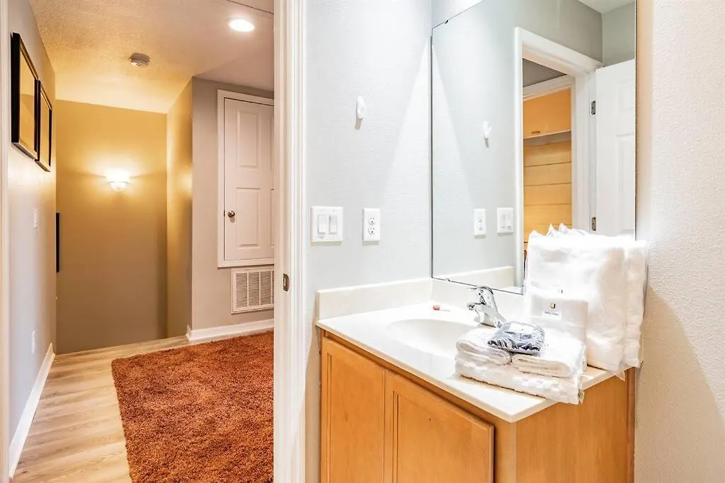 Elegant Jacuzzi Town House Near To - No Carpet
