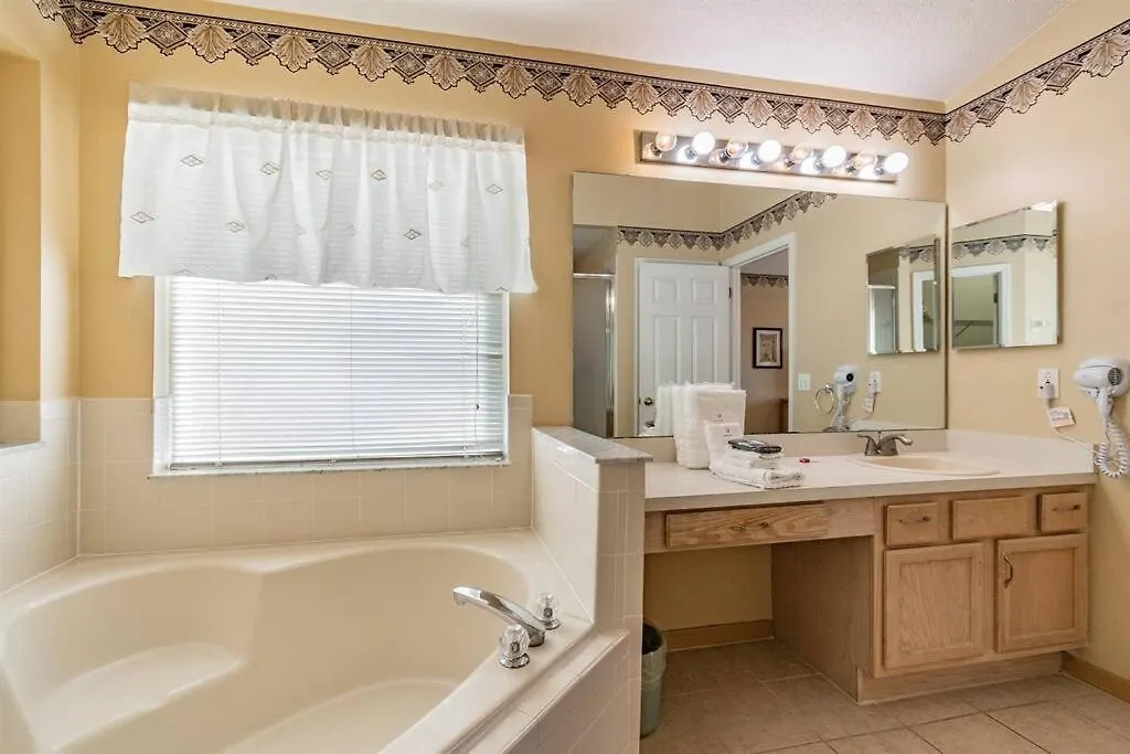 Spacious Water View With Pool Area-no Carpet *