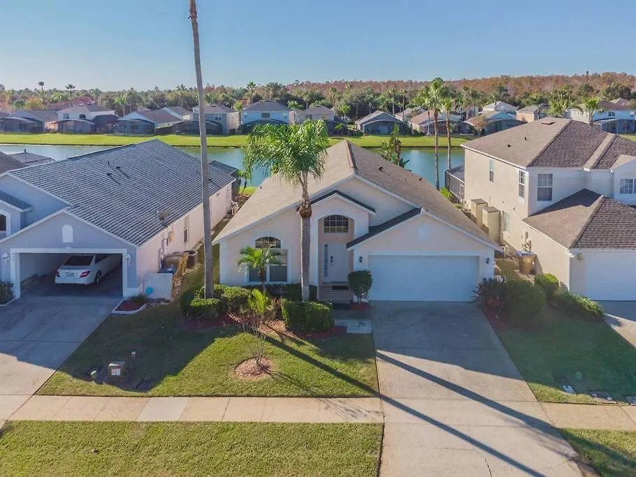 Spacious Water View With Pool Area-no Carpet