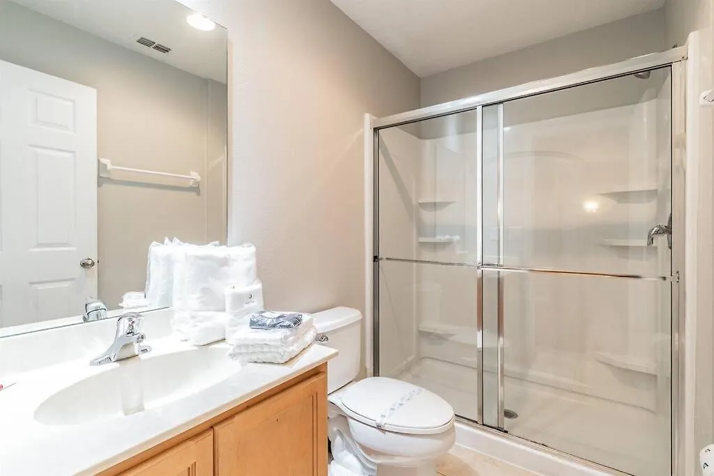 Elegant Jacuzzi Town House Near To - No Carpet Holiday home