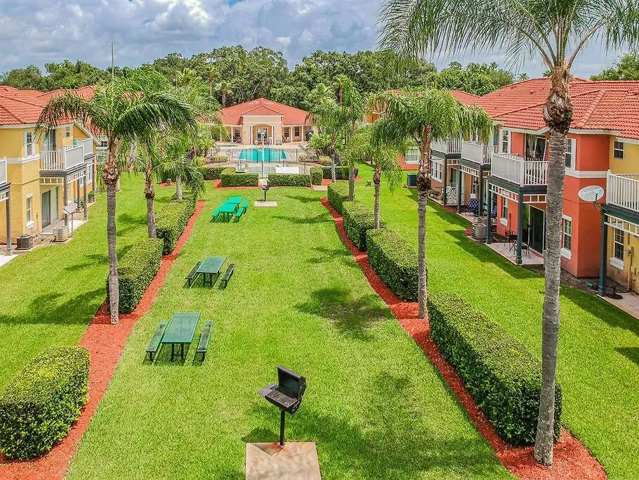 Spacious Water View With Pool Area-no Carpet *