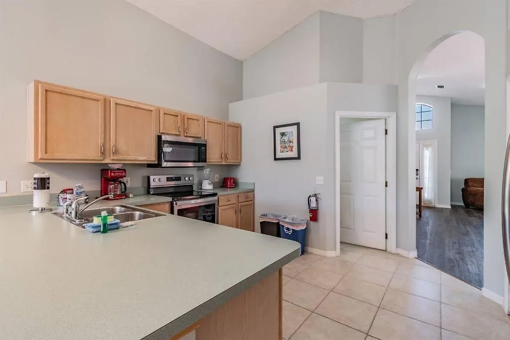Spacious Water View With Pool Area-no Carpet *
