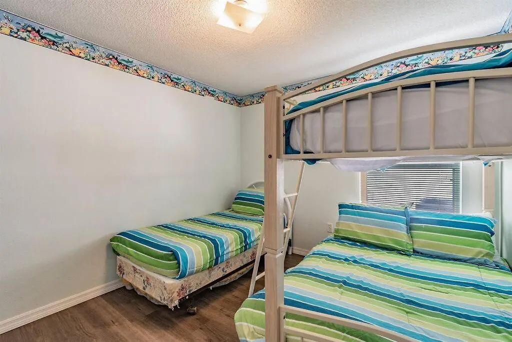 Spacious Water View With Pool Area-no Carpet *