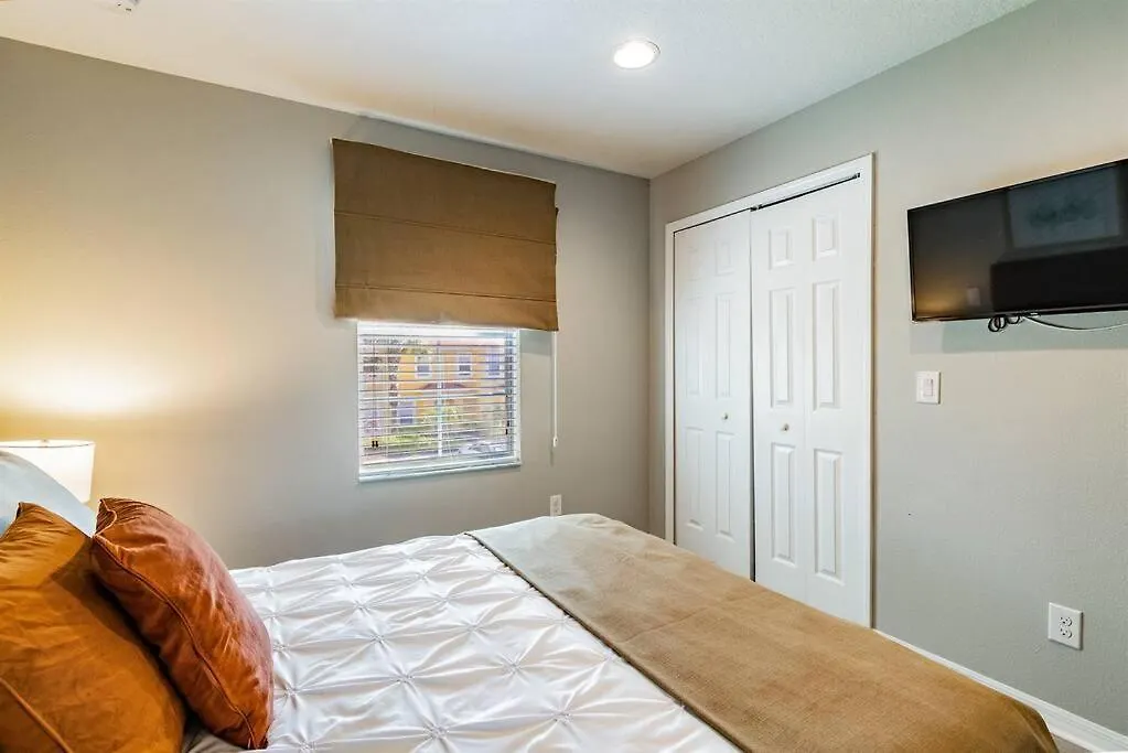 Elegant Jacuzzi Town House Near To - No Carpet Holiday home Kissimmee