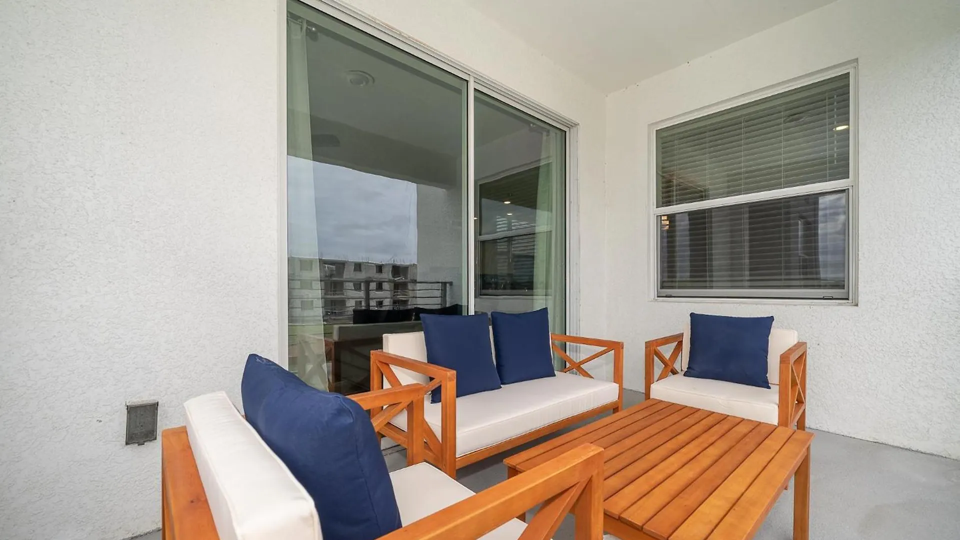 3120-206dr Storey Lake, 2/2 Garden View *