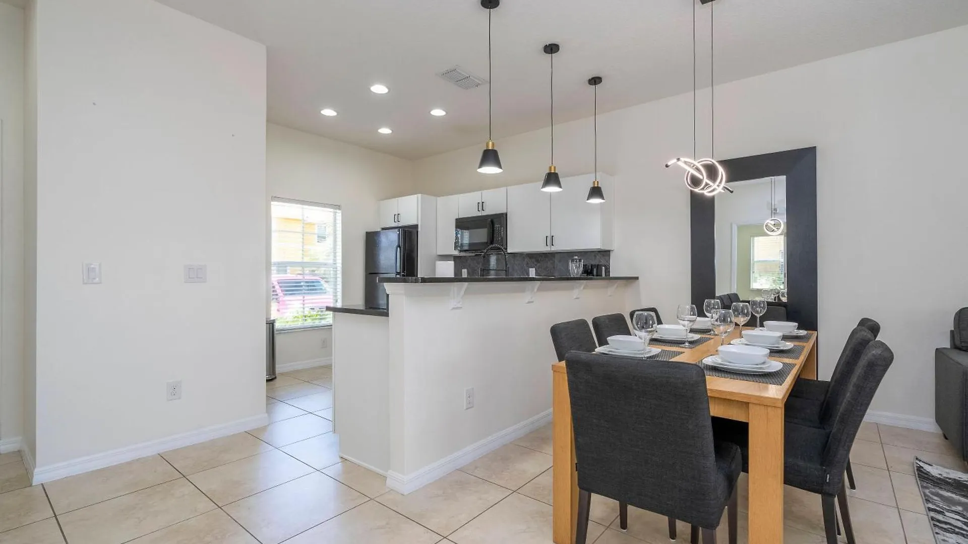 Beautiful Newly Renovated Private Hottub 3bed 3013 *