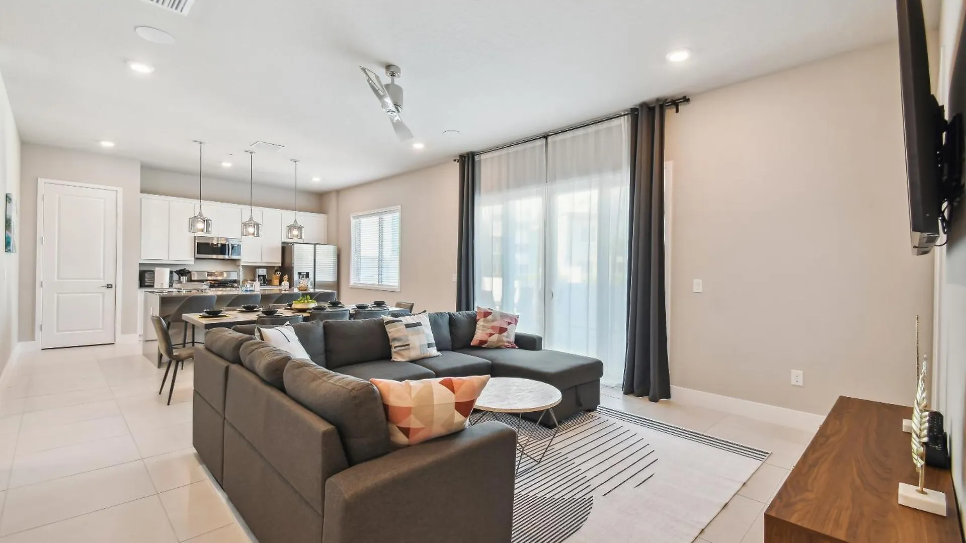 Stunning New Close To World Apartment *