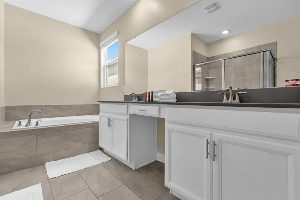6 Bedrooms- 5 Bathrooms- Storey 2809 Bd *