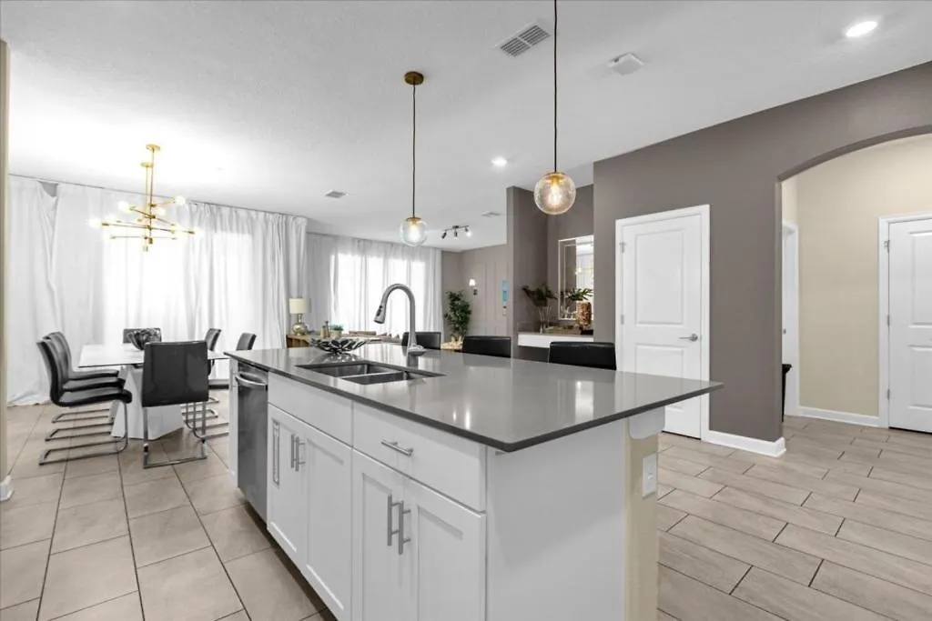Holiday home 6 Bedrooms- 5 Bathrooms- Storey 2809 Bd *