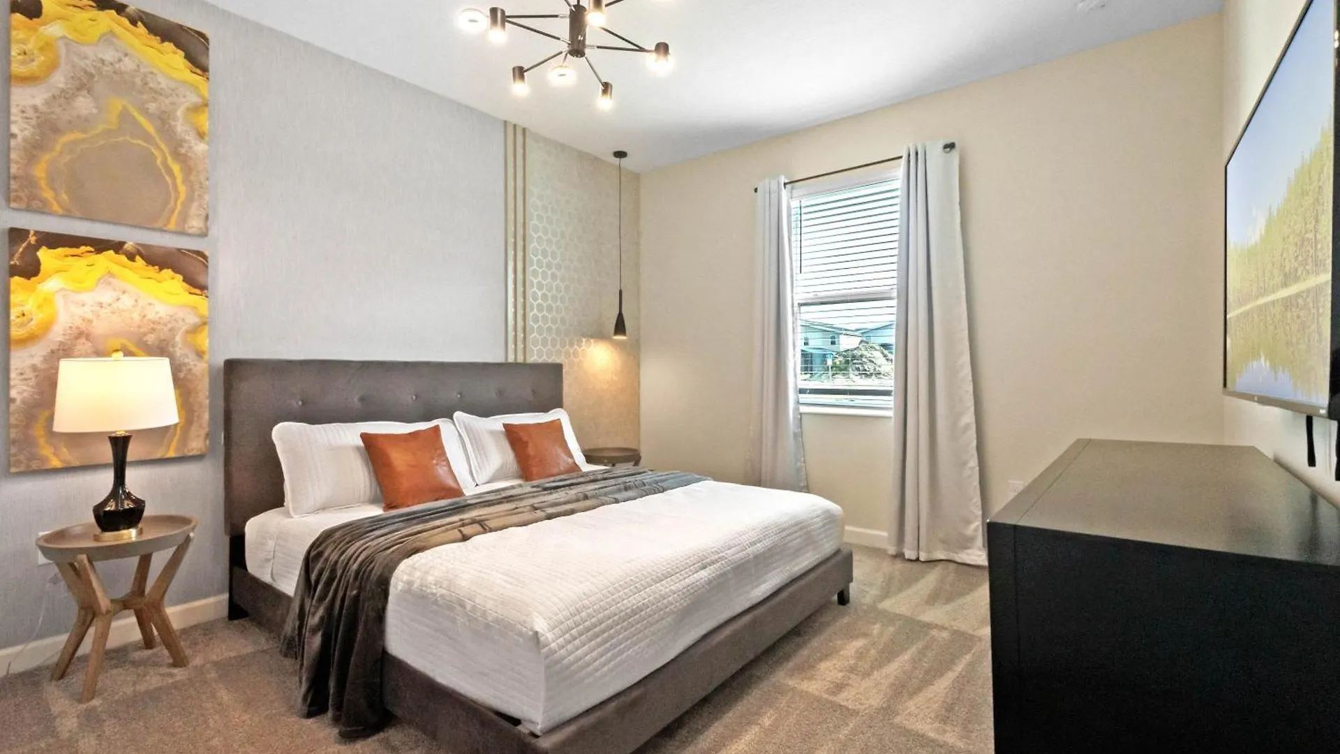 6 Bedrooms - 6 Bathrooms - Storey 2851 Bd Holiday home *