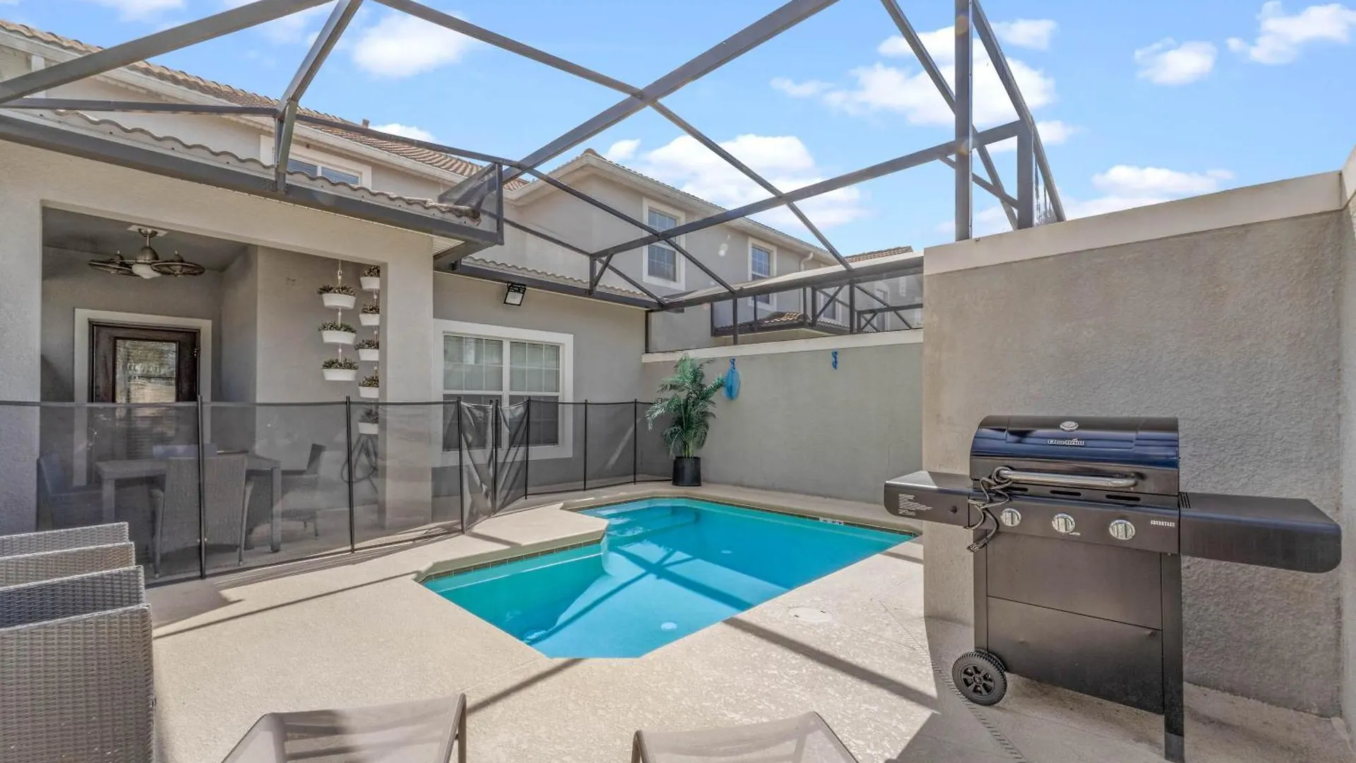 5 Bedrooms- 4 Bathrooms - Storey 4819 Ct Holiday home